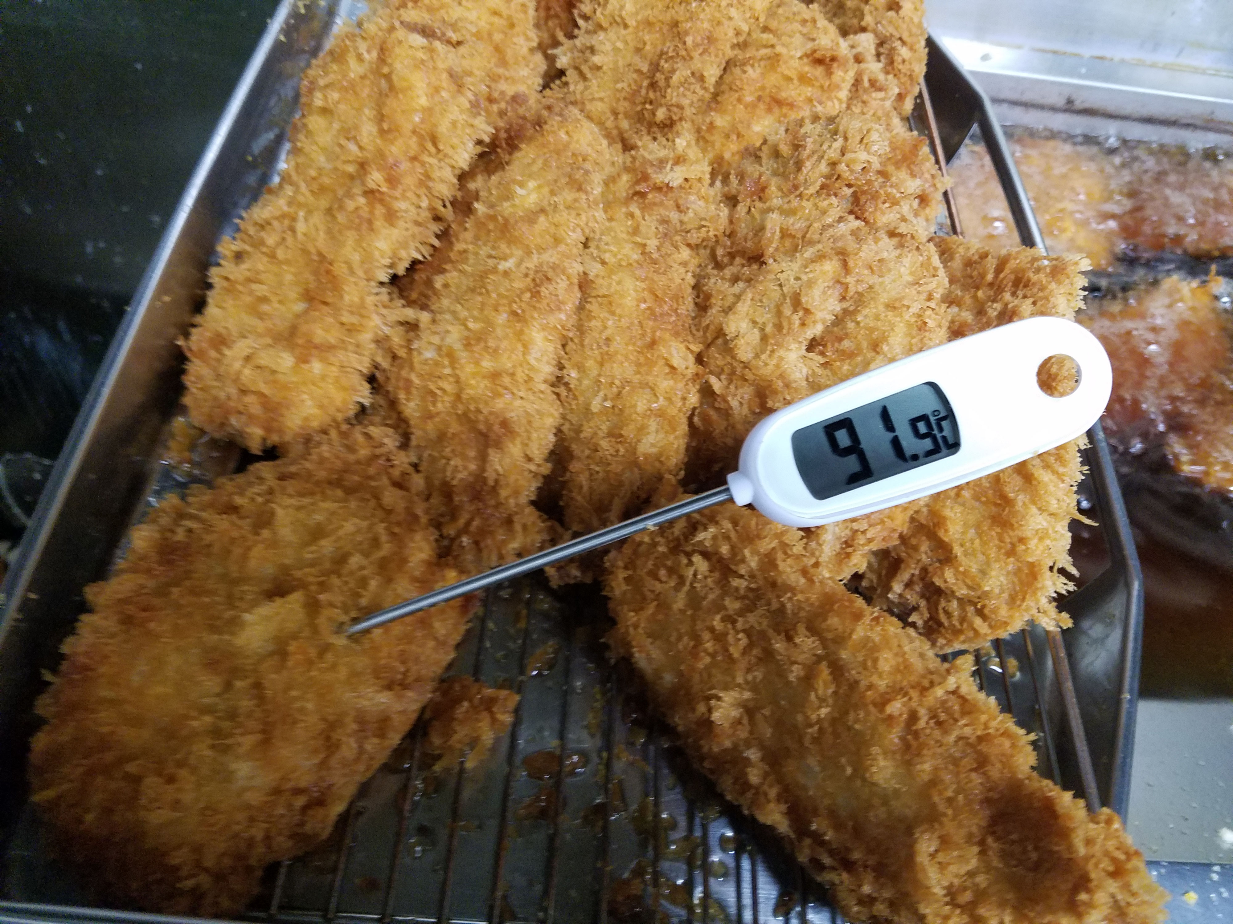 肉中温度計で中心温度を測っています 千葉県佐倉市臼井 黒毛和牛 鳥羽ミート