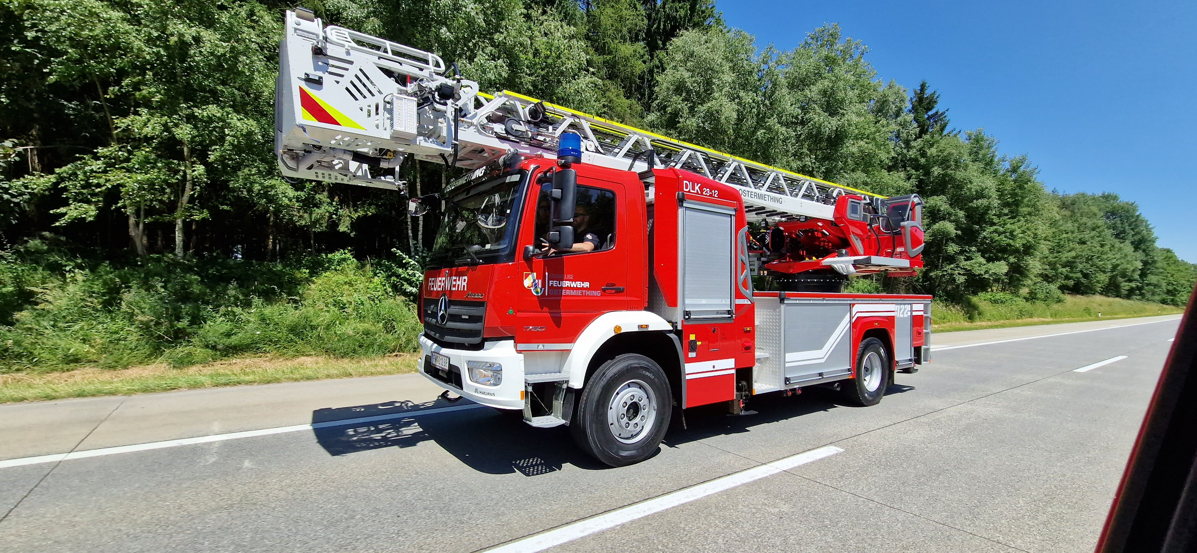 empfang-der-neuen-drehleiter-feuerwehr-ostermiething