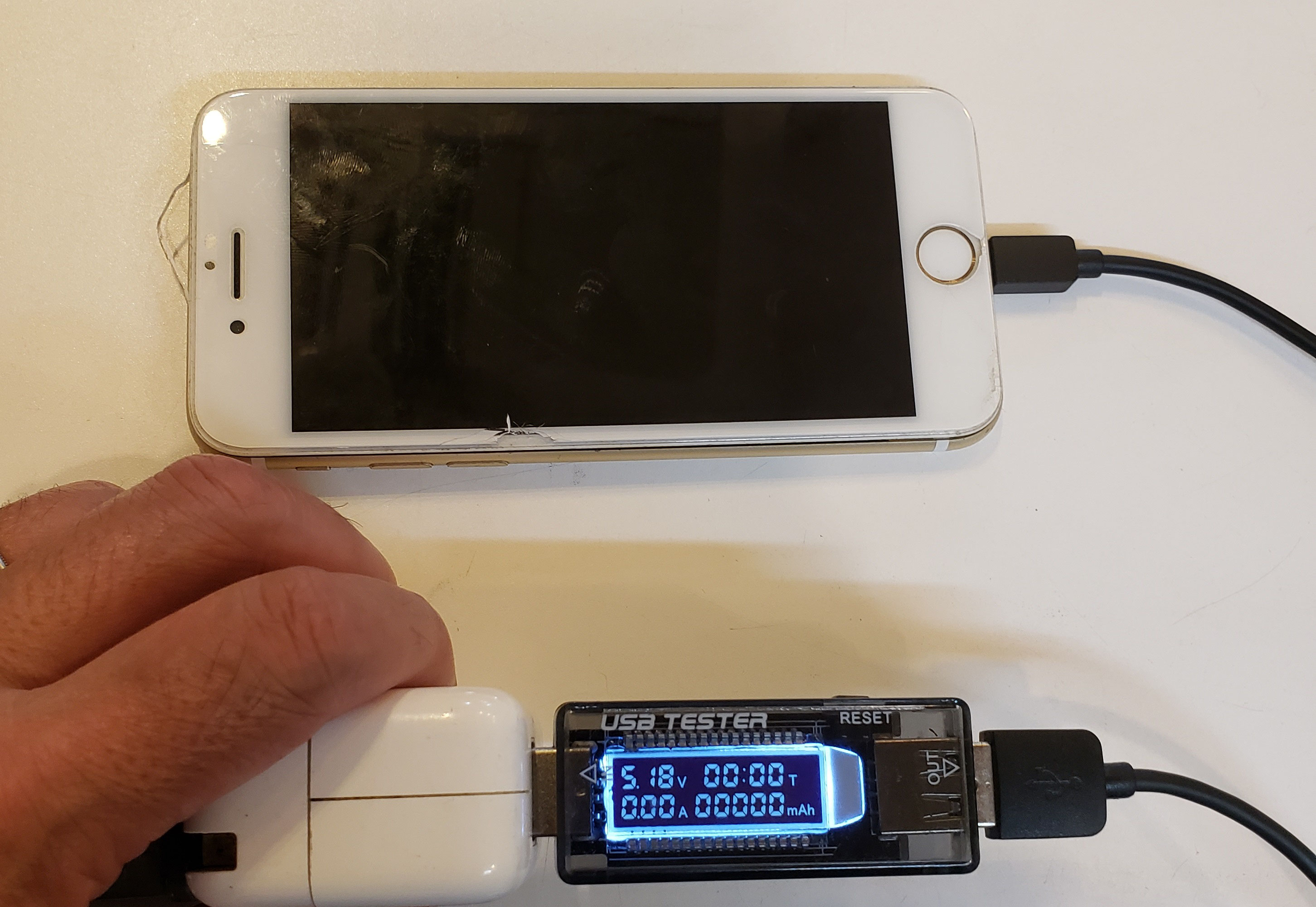 Iphoneが充電できずお困りなら カバーガレージ恵比寿