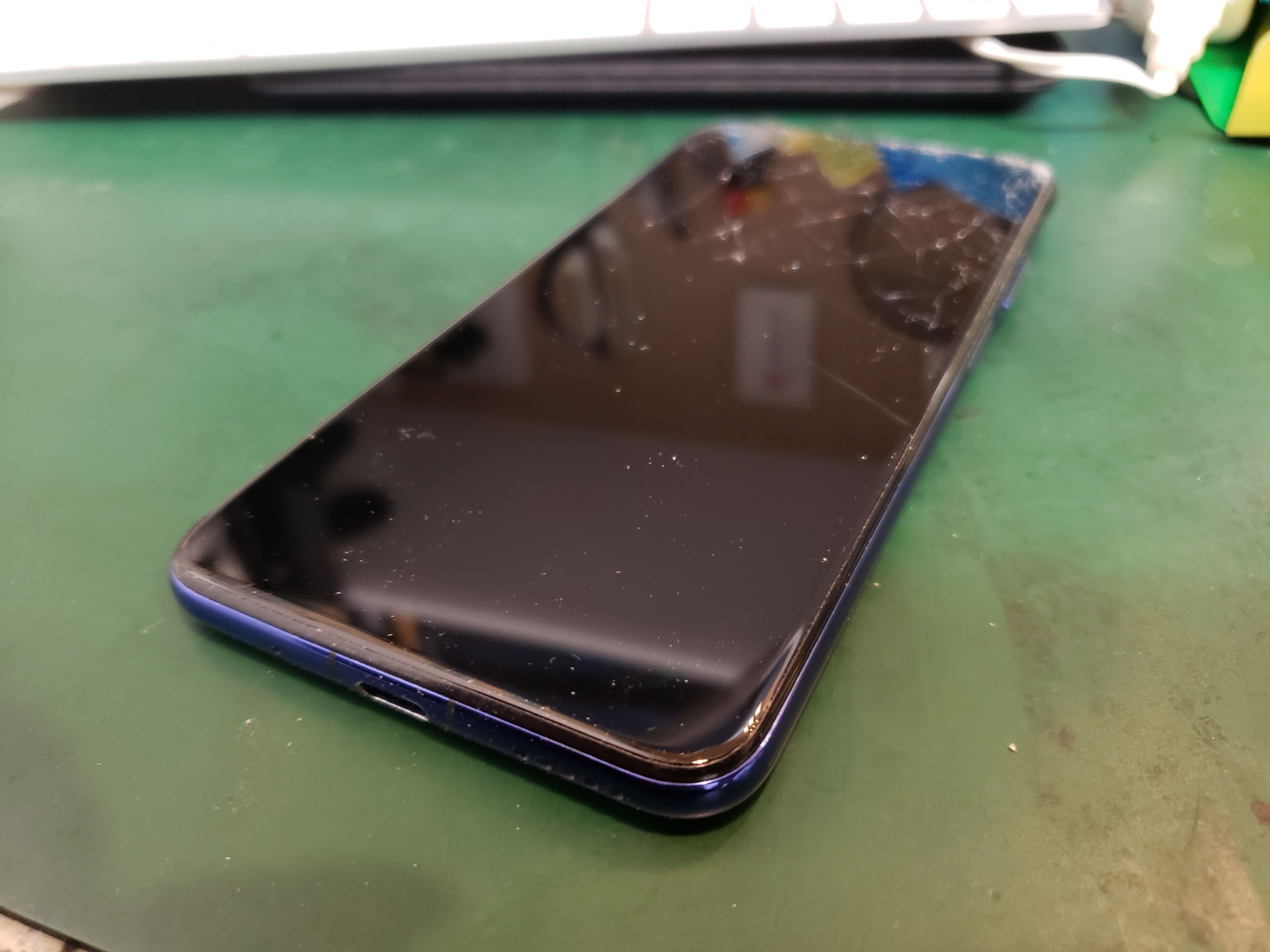画面が割れてしまったHUAWEI Nova5T（ファーウェイ）の修理を