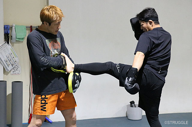 前蹴りとバックブロー - キックボクシングジムストラッグル|鈴木秀明