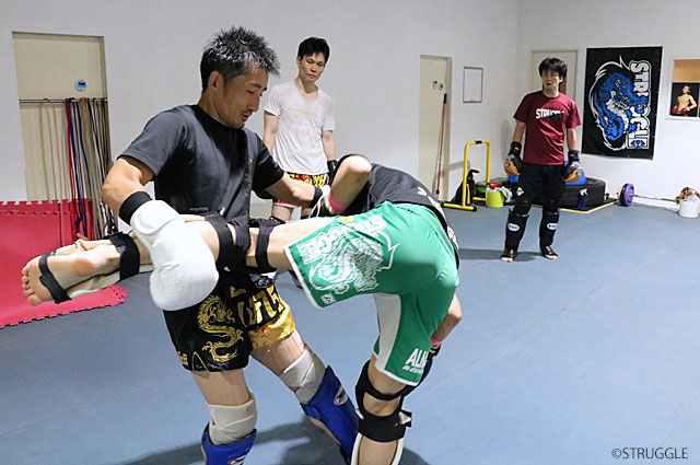 松崎氏が崩しテクニック キックボクシングジムストラッグル鈴木秀明 東京 押上 錦糸町