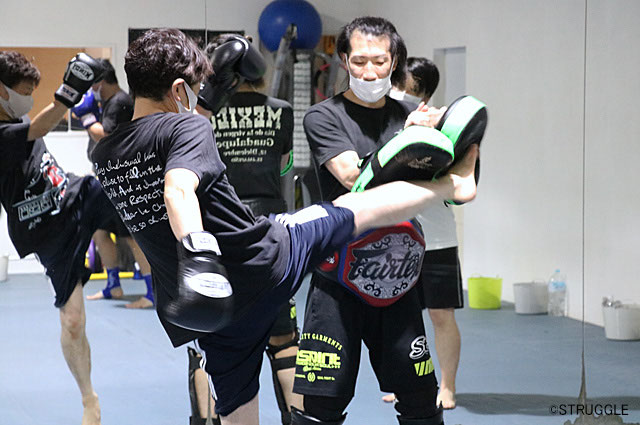 キックショット 回転式ミット スプリング付き 前蹴り・回し蹴り練習用 キックショット 回転式ミット スプリング付き 前蹴り・回し蹴り練習用