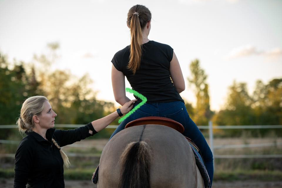 Das klassische Einknicken in der Taille - Sina Speth Westerntraining
