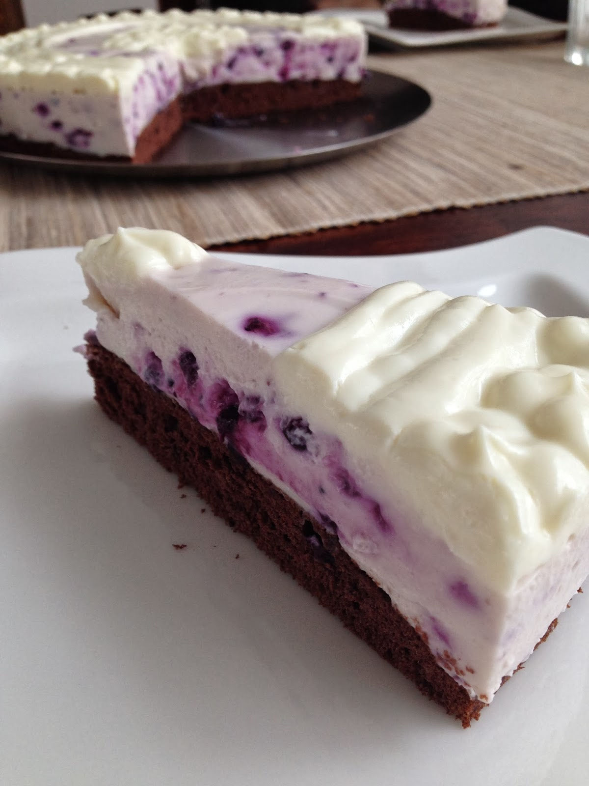 Käse-Sahne-Torte mit weißer Schokolade und Blaubeeren - nuggiskueches