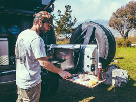 アウトドアや車中泊、DIY作業にピッタリな「ドロップダウンテーブル