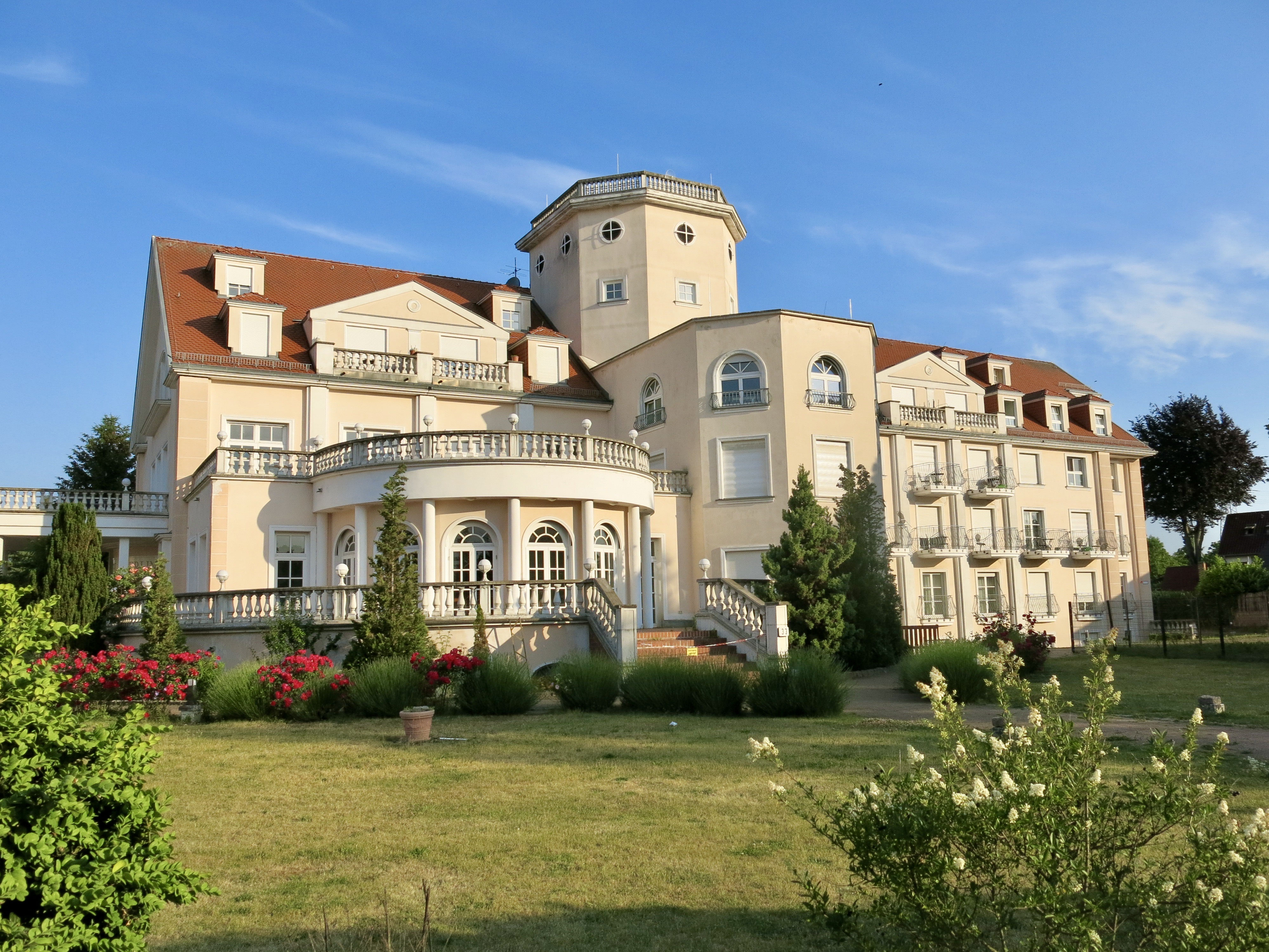 "Schloss" kommt unter den Hammer Lokalzeitung für MarzahnHellersdorf