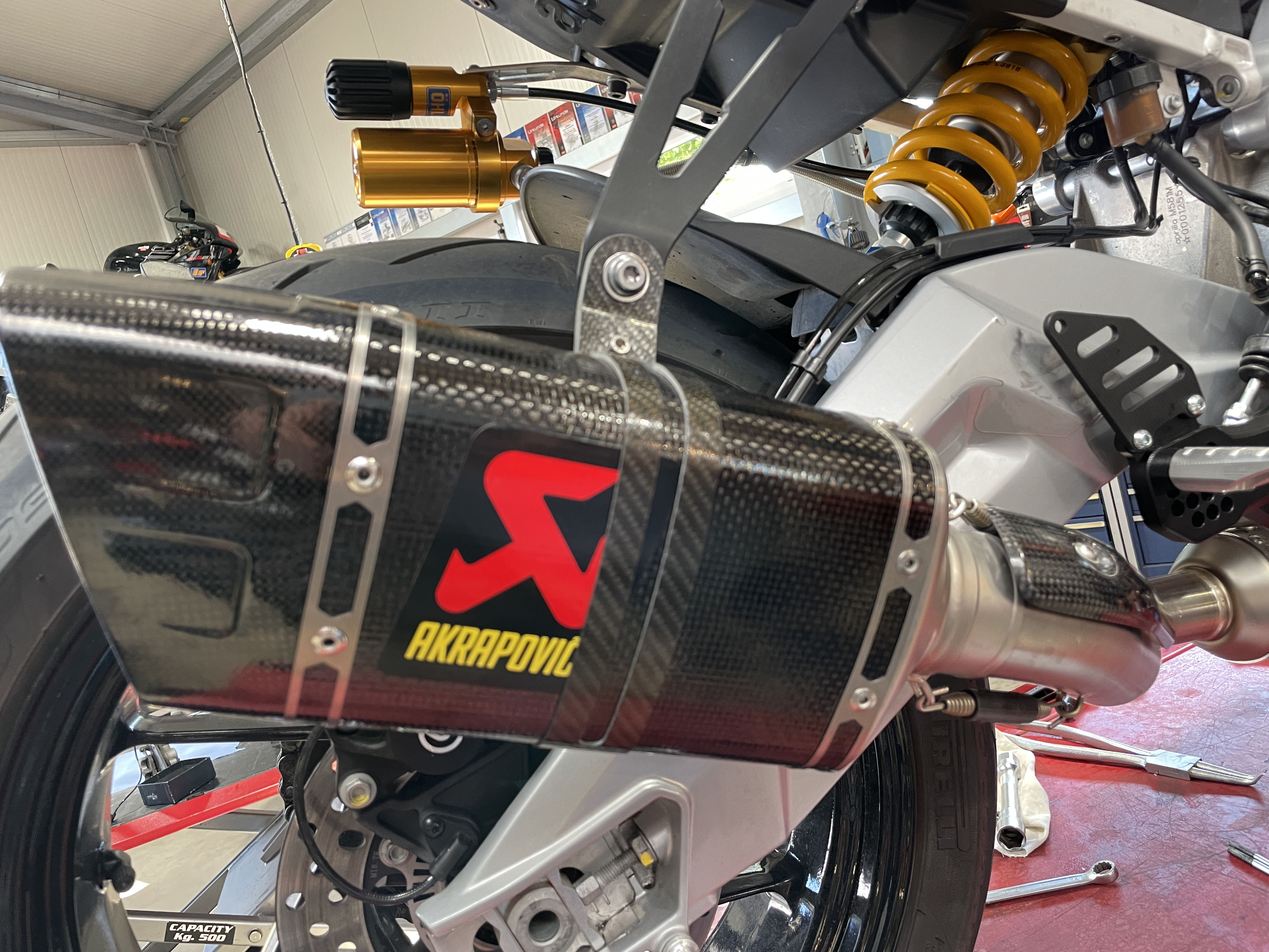 Gekürzter Akrapovic Schalldämpfer - WSC-Neuss Italienische Zweiräder, Aprilia, Moto Guzzi, Motorrad, Roller, Service, Zubehör, Ersatzteile Gekürzter Akrapovic Schalldämpfer - WSC-Neuss Italienische Zweiräder, Aprilia, Moto Guzzi, Motorrad, Roller, Service, Zubehör, Ersatzteile