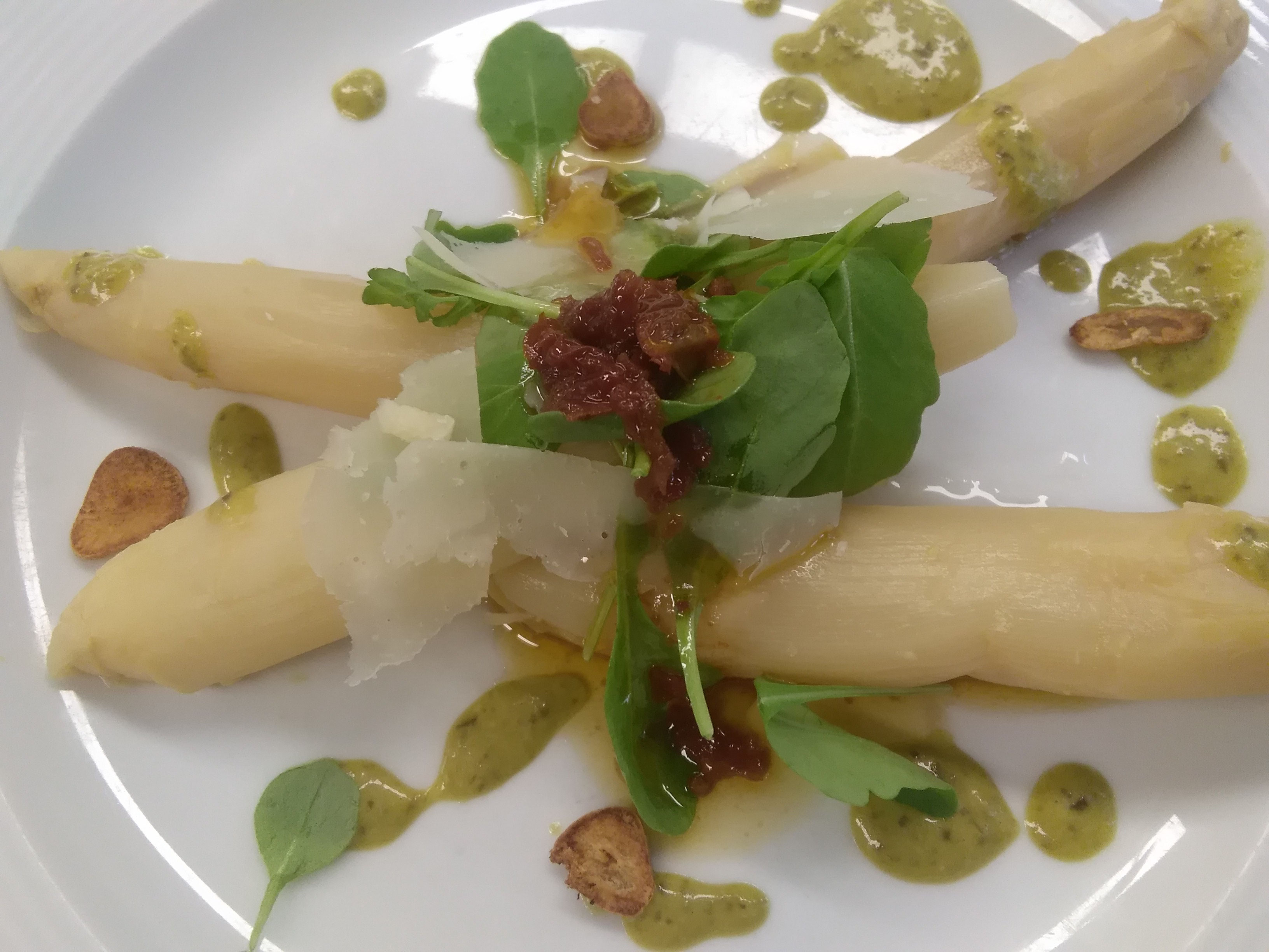 Marinierter Spargel mit Tomatenvinaigrette, Pesto und Parmesan ...