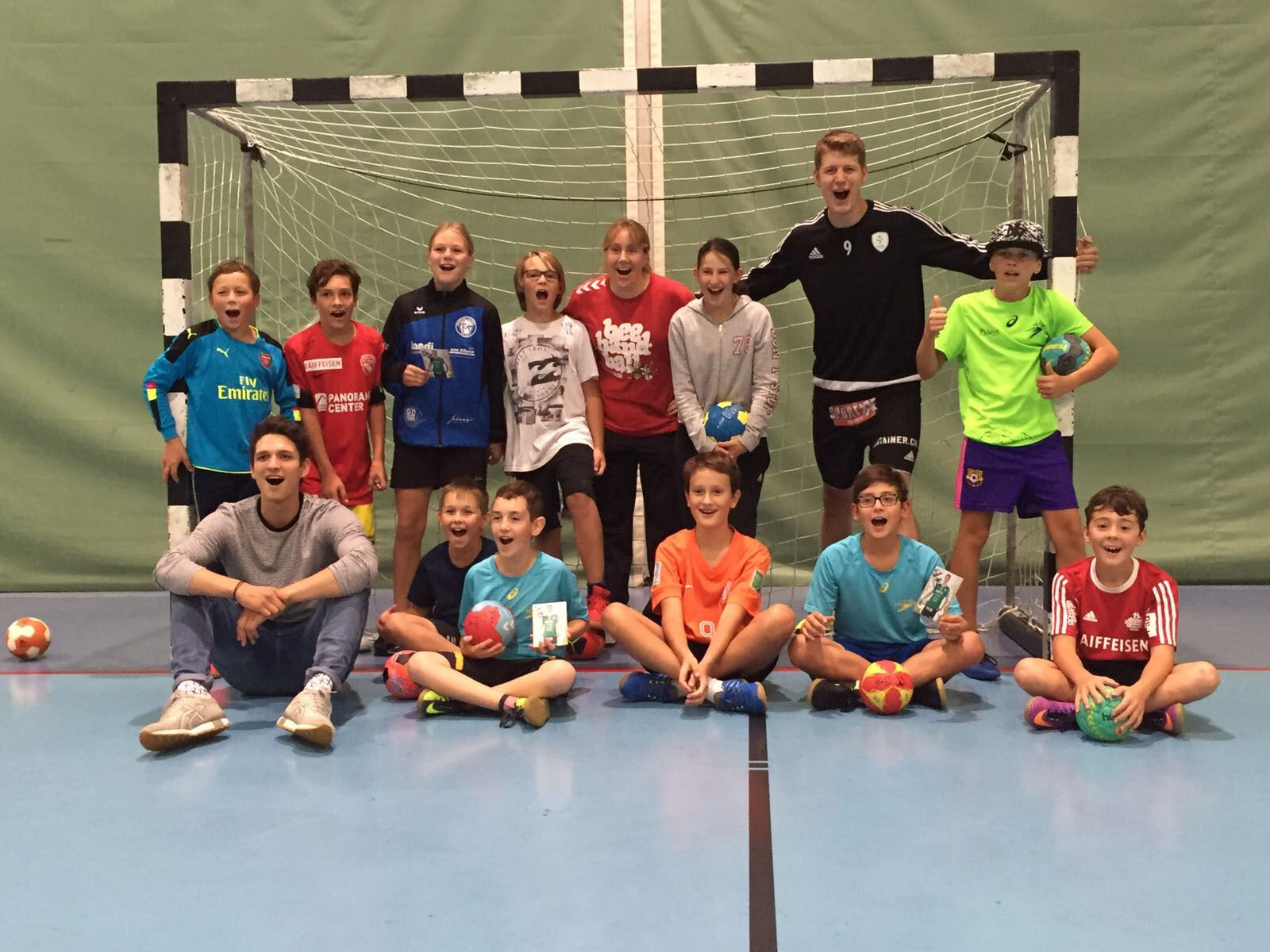 Hoher Besuch im U13Training Handballgruppe Bödeli Handball im