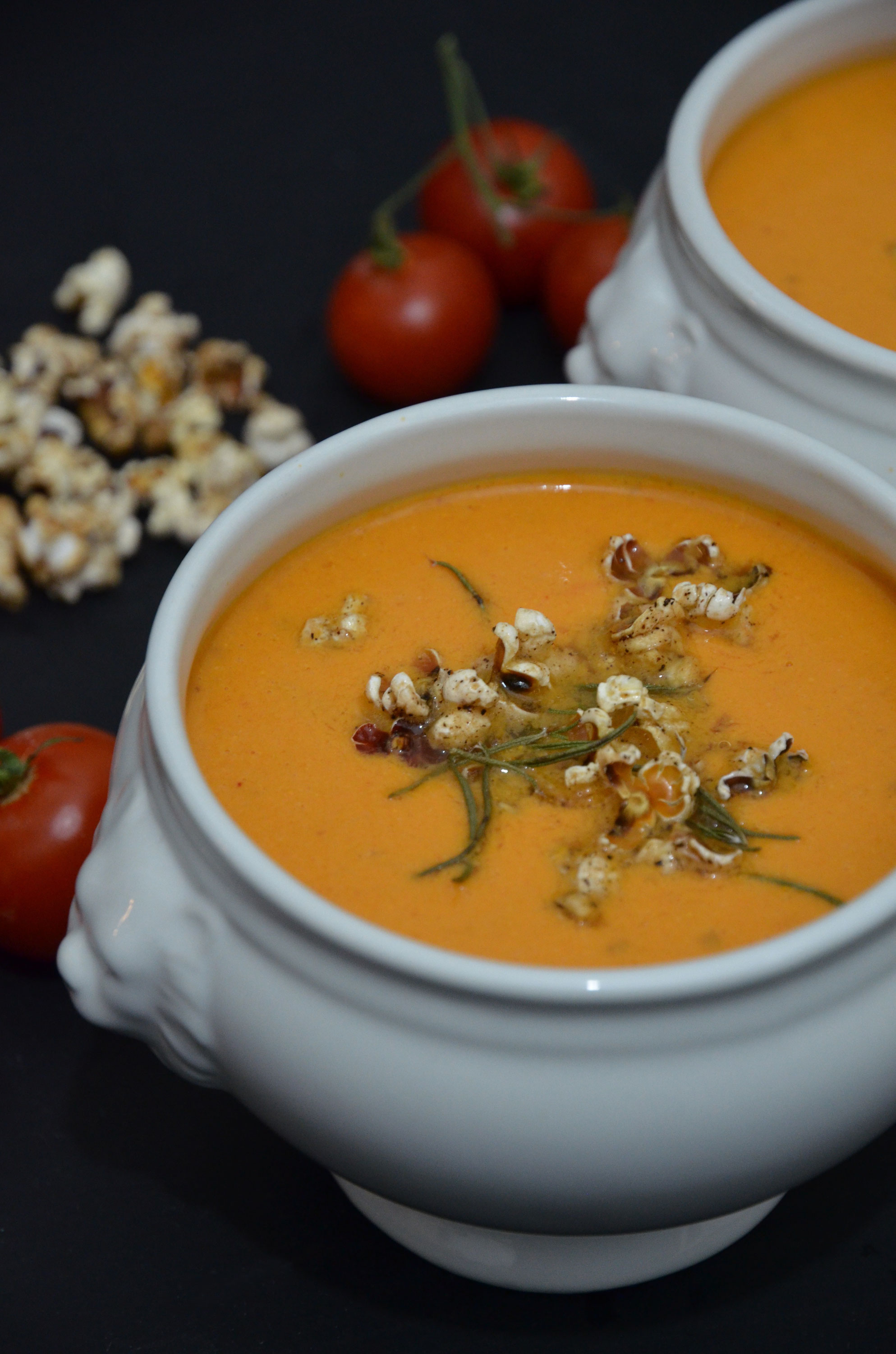 Tomaten-Kokos-Suppe mit Earl-Grey-Popcorn (vegan) - Der vegane Genussblog