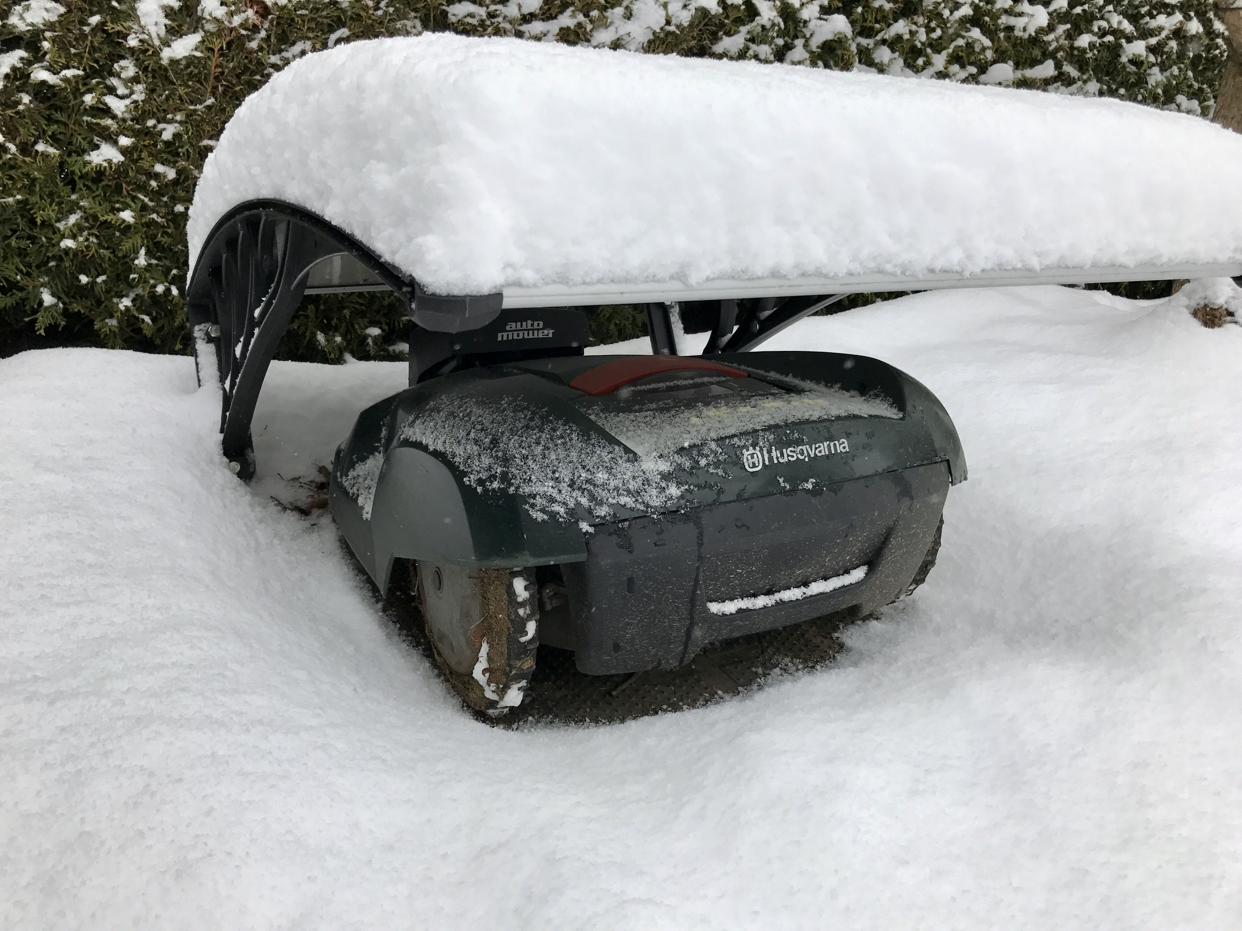 So überwintert der Mähroboter richtig - robotico® Mähroboter Blog