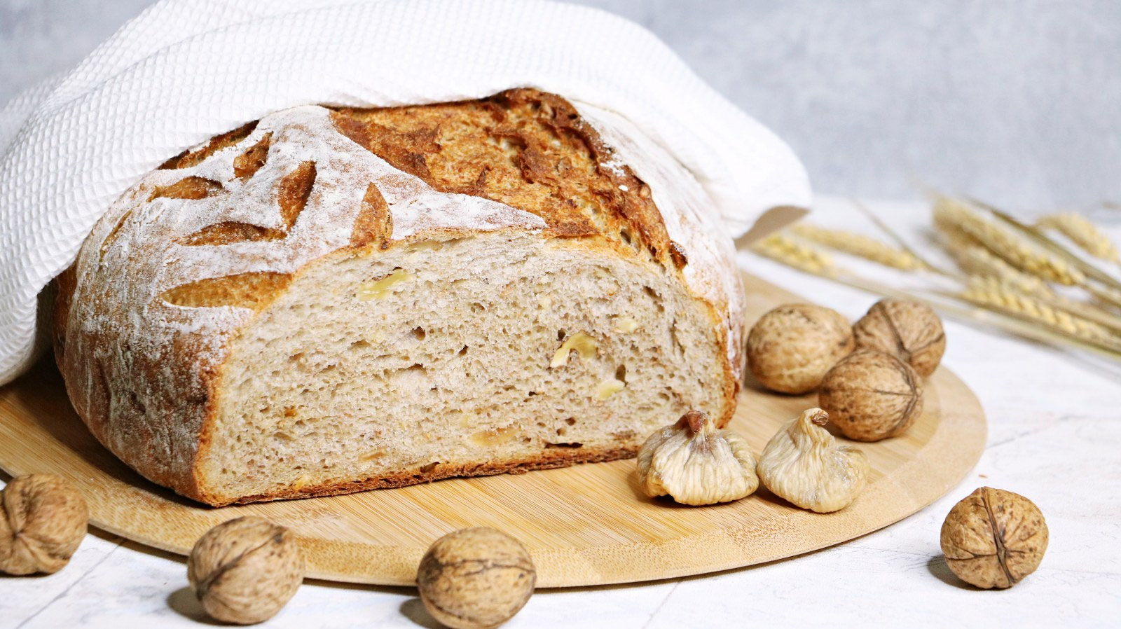 Feigen-Walnuss-Brot/ Kruh sa orasima i suhim smokvama - Hanuma kocht ...