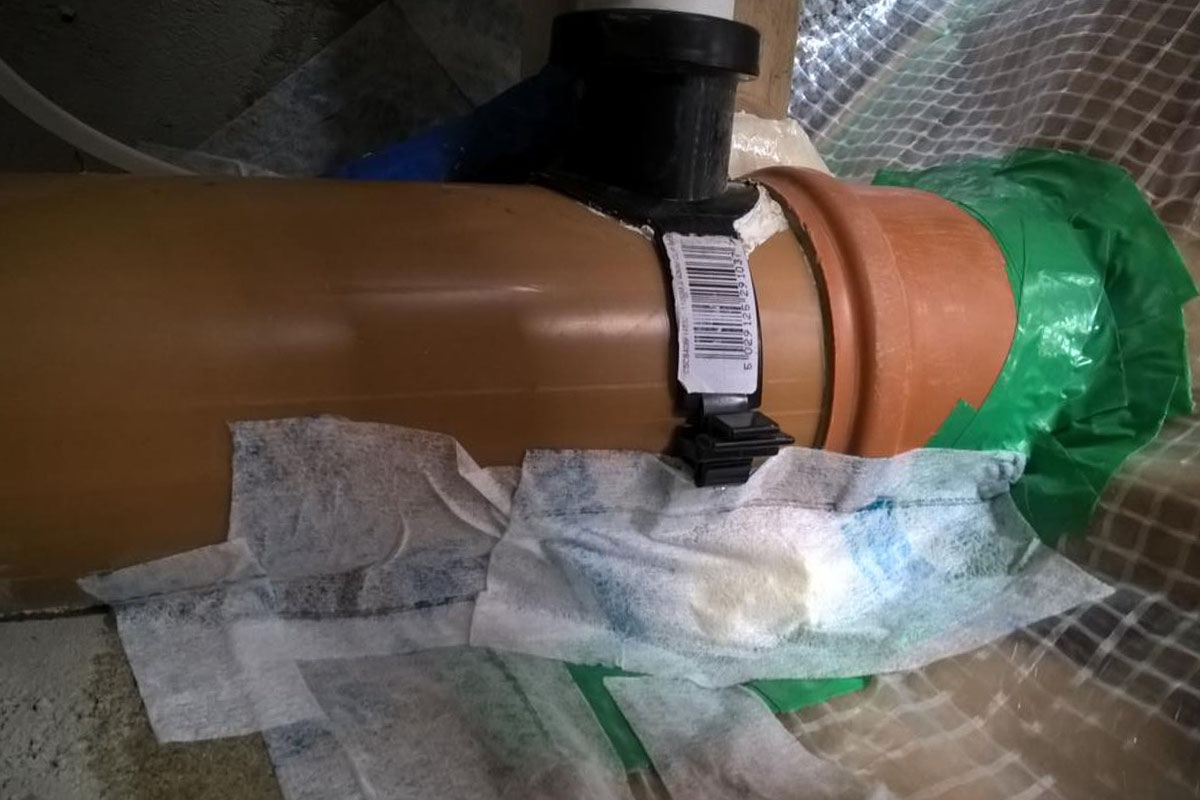 How to seal ducts and pipes, which the air tightness layer