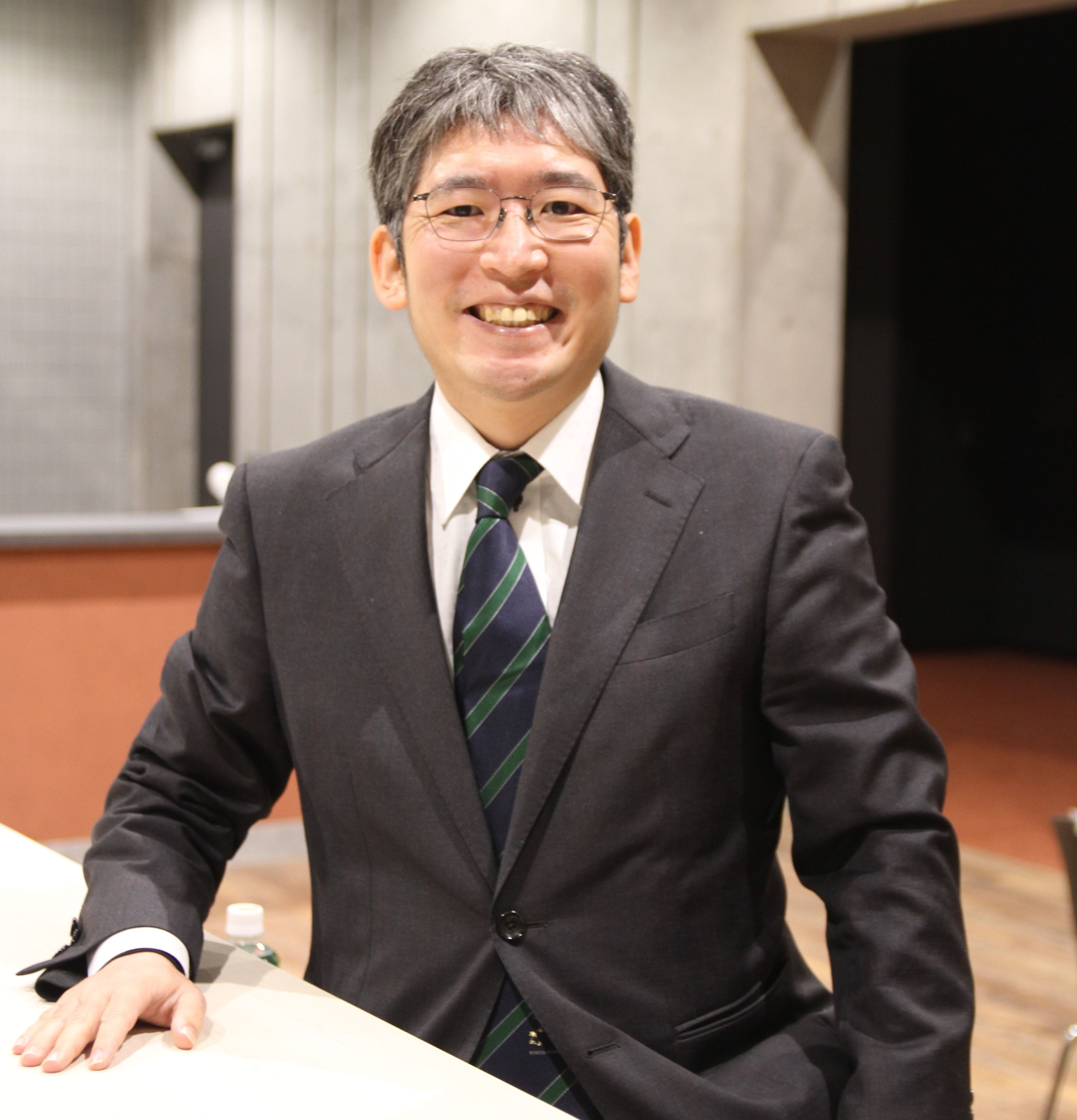 新任の倉本准教授に取材-誇りの持てる学生生活を」 - 京都産業