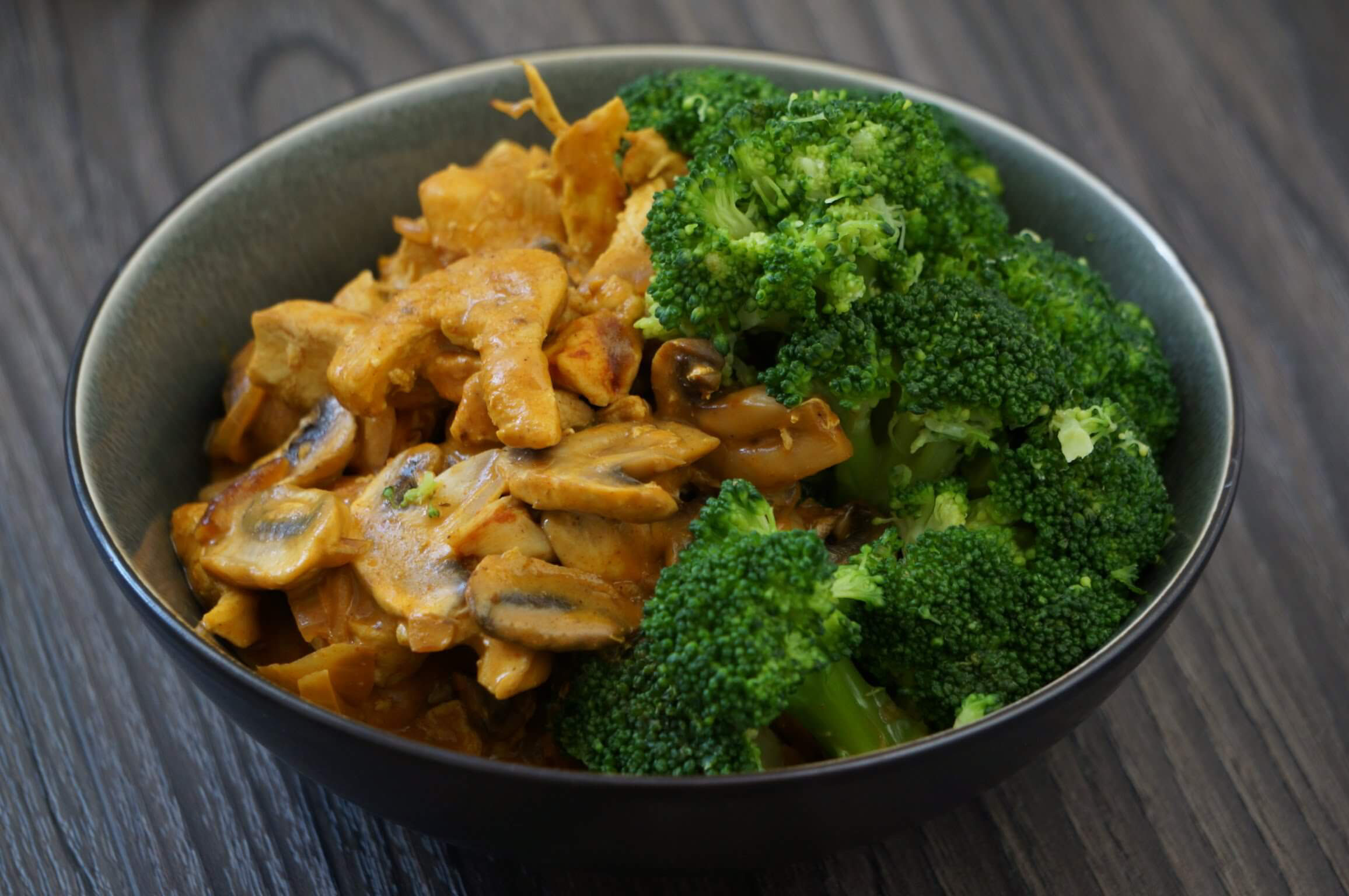Curry-Huhn mit Champignons &amp; Brokkoli | low carb &amp; clean - KULTBEERE