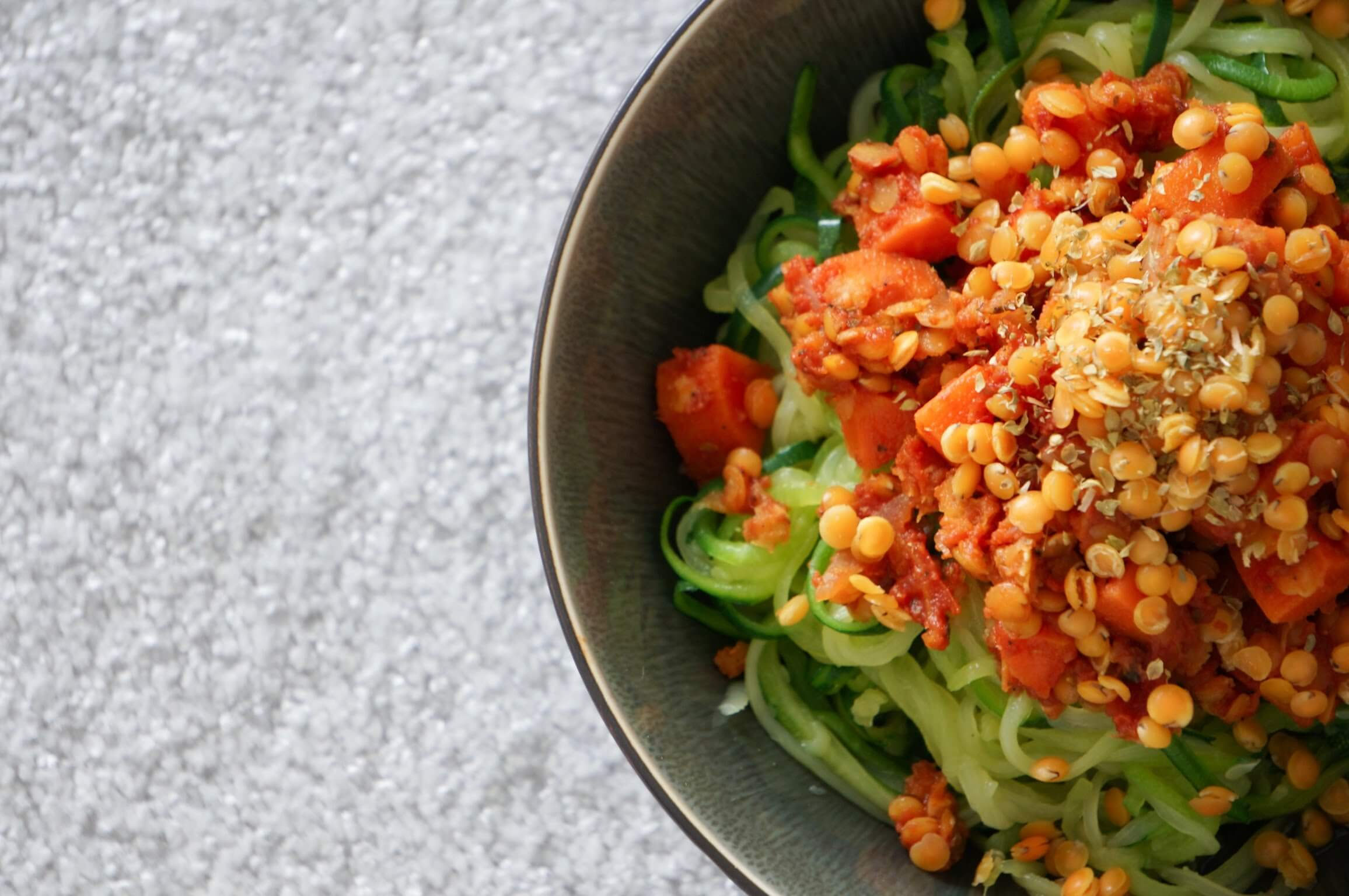 Linsen-Bolognese mit Zucchini-Pasta | low carb, vegetarisch &amp; vegan ...