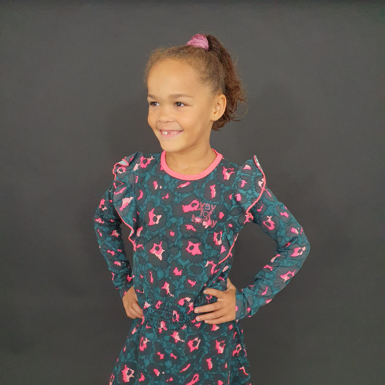 Jumping on the couch en Little Miss Juliette Come on let s do this