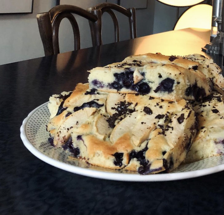soft cake, blueberries &amp; apple / saftiger blechkuchen, blaubeeren ...