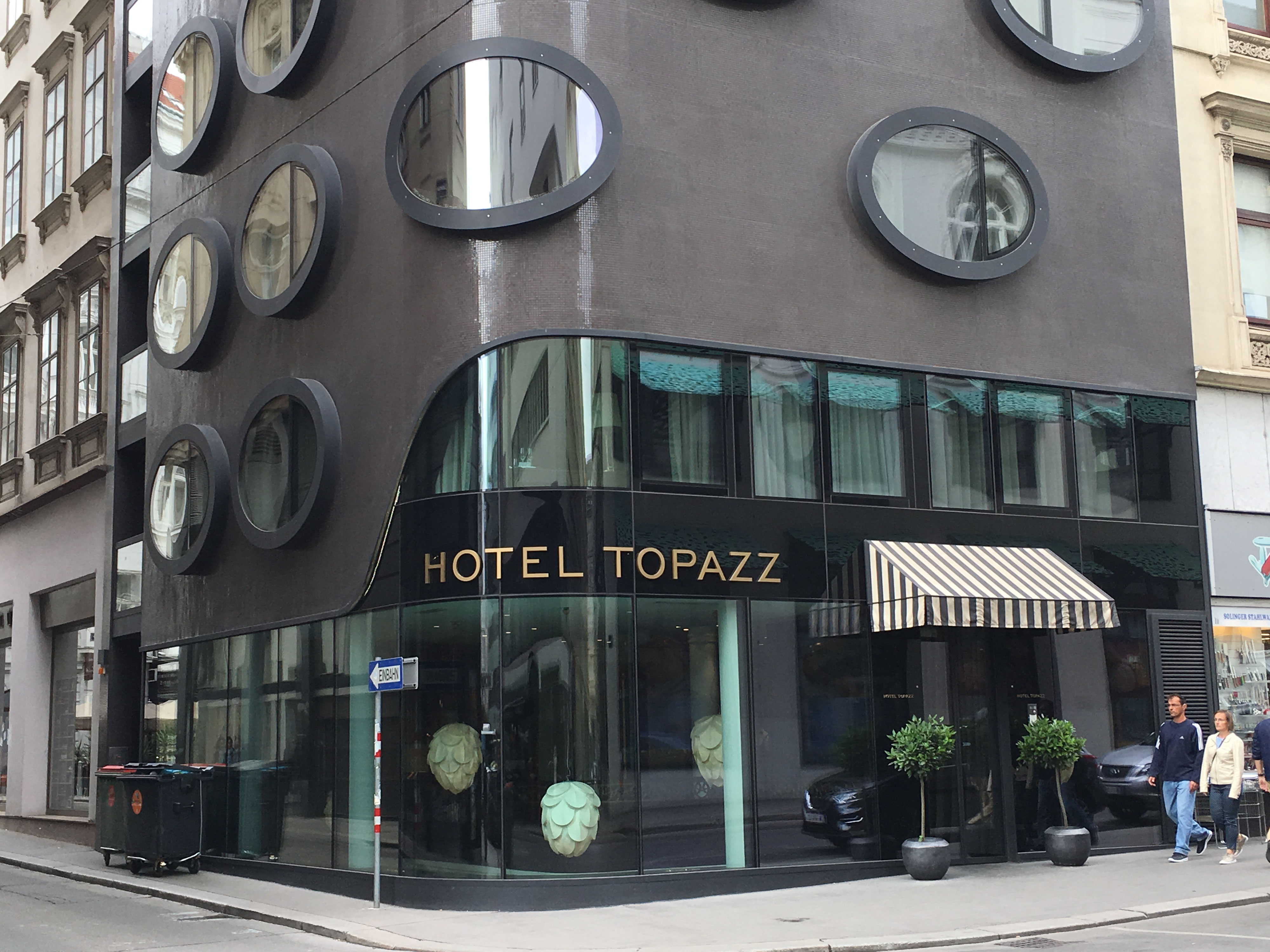 Futuristische Fassade - FARBKLANG - Farbgestaltung in der ...