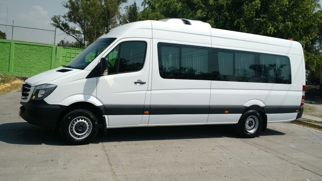 Renta de sprinter, una forma de cuidar a tus clientes en su visita a tu negocio Conexion Travel