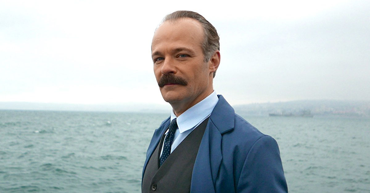 Nicolas Flamel Dans Les Animaux Fantastiques 2 Potterveille