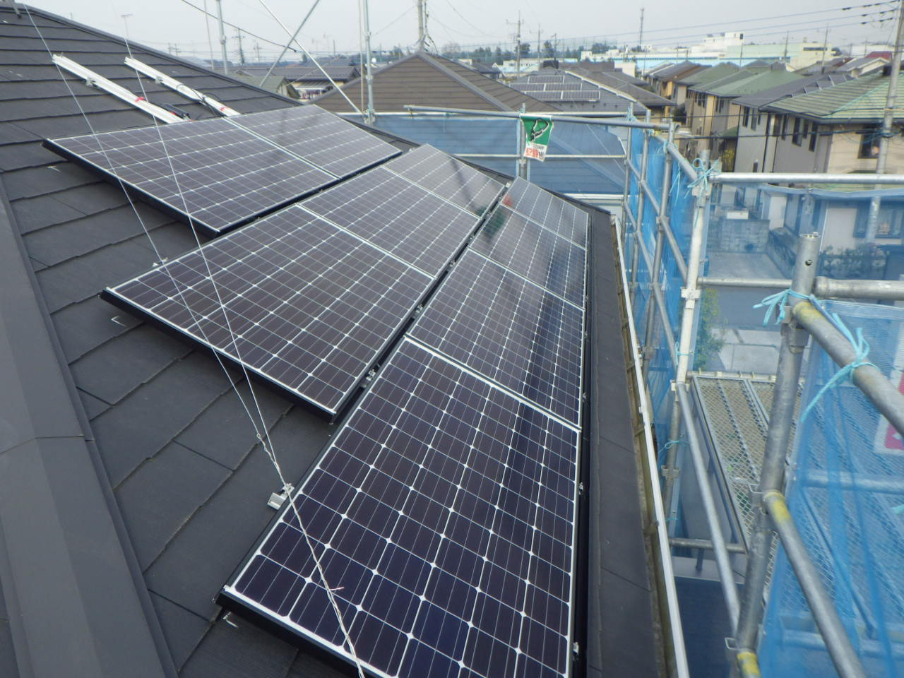 小山市内の一般住宅に太陽光発電システムの設置工事を行いました。 屋根工事専門店やねうち (鈴木瓦工業) 小山市内の一般住宅に太陽光発電システムの設置工事を行いました。 屋根工事専門店やねうち (鈴木瓦工業)