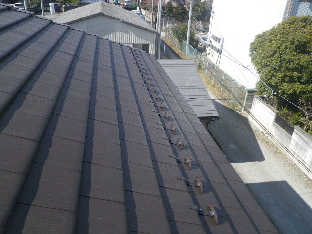 洋瓦に後付け用雪止め金具取付 in那須塩原市 - 屋根工事専門店や 洋瓦に後付け用雪止め金具取付 in那須塩原市 - 屋根工事専門店や