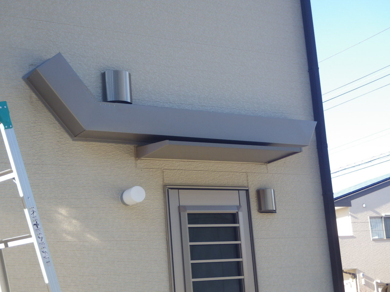 排気口を延長したダクトを覆うカバーを板金で加工取付 In日光市 屋根工事専門店やねうち 鈴木瓦工業