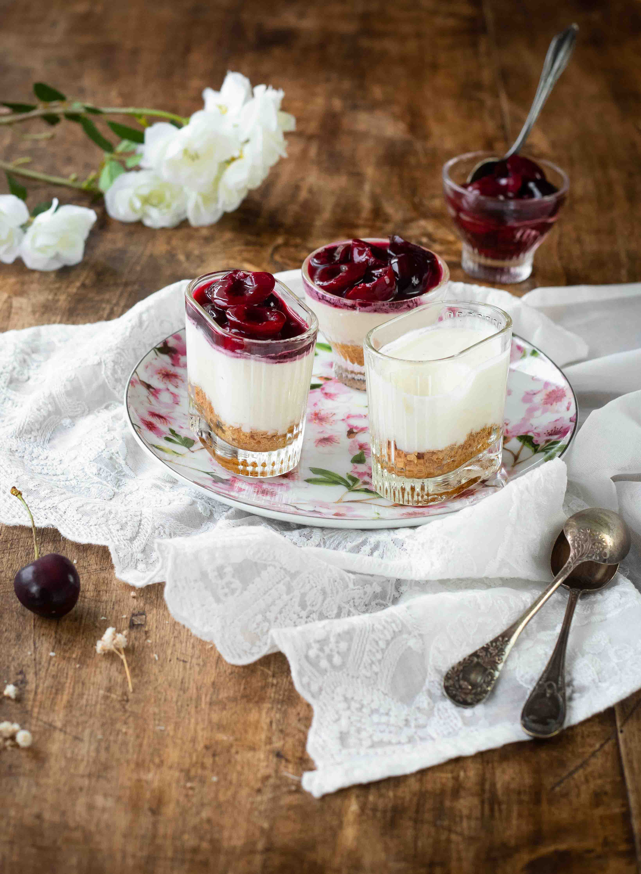 Verrines de mousse de fromage blanc au coulis de cerises ...