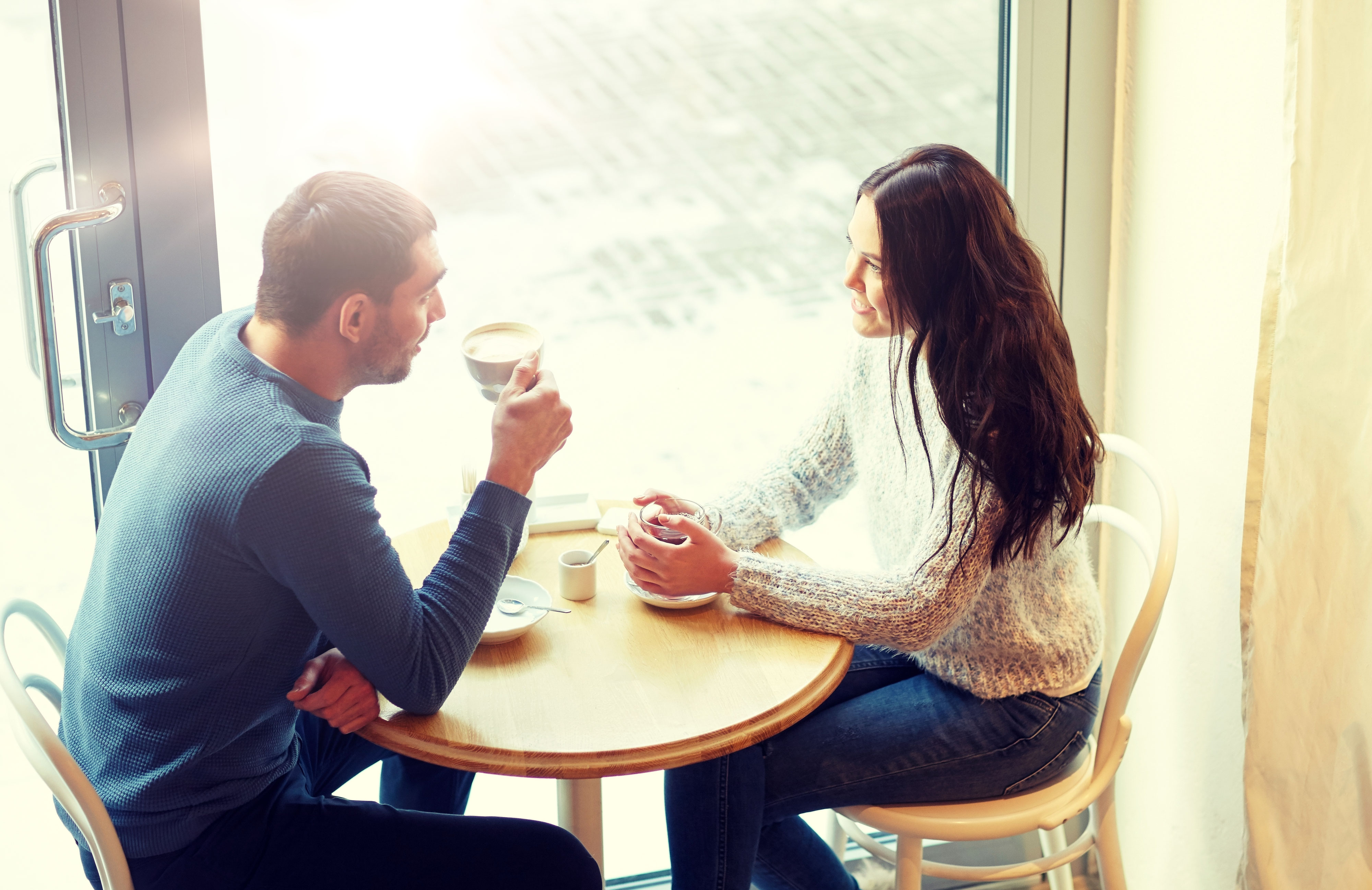 Хотеть сидеть предложение. Мужчина и женщина пьют чай. Мужчина и женщина в кофейне. Парень и девушка в кафе. Мужчина и женщина пьют кофе.