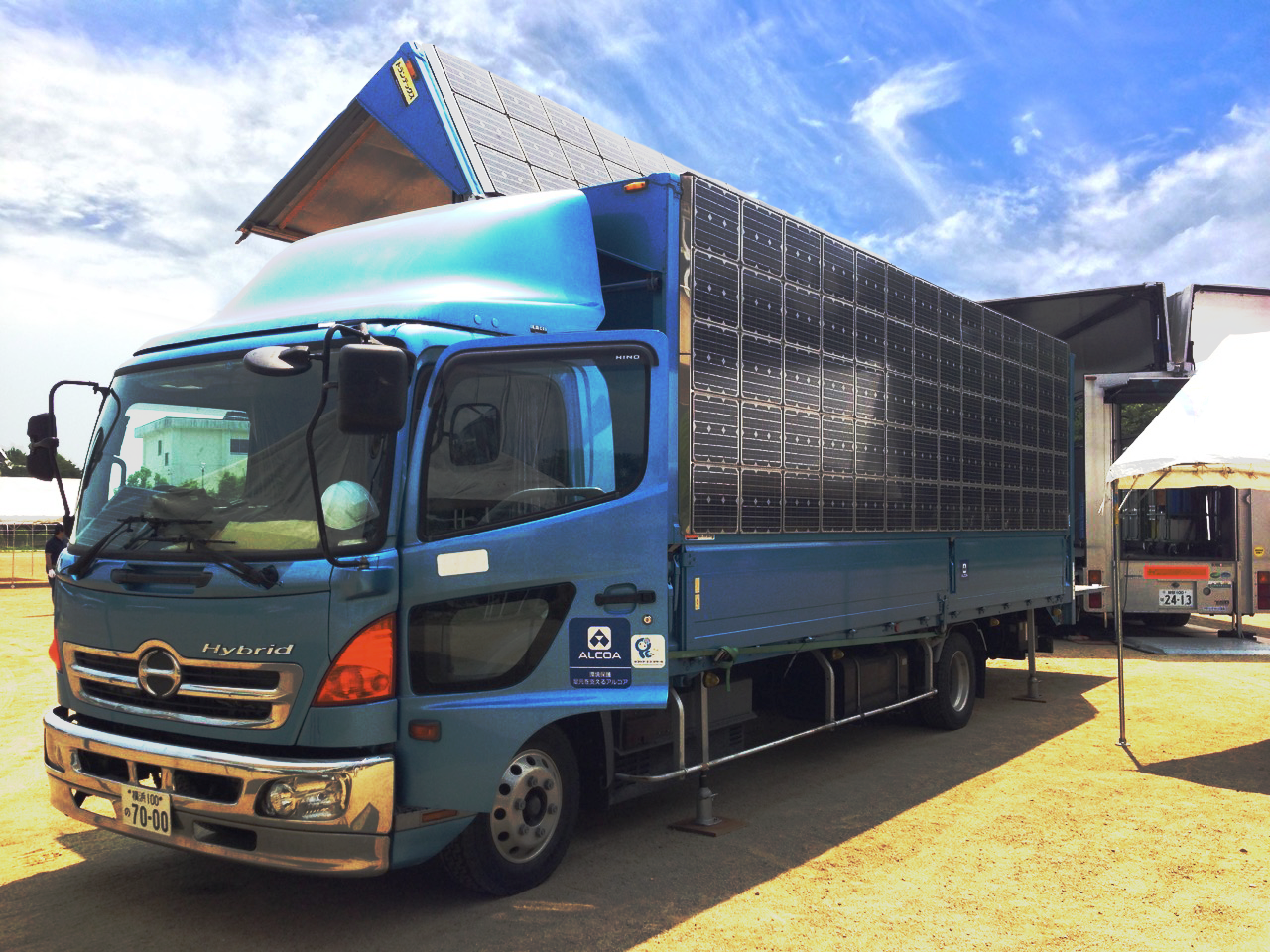 ソーラーパワートラックが コンテナクリニック とともに発熱外来の立ち上げをサポート 里山エネルギー株式会社