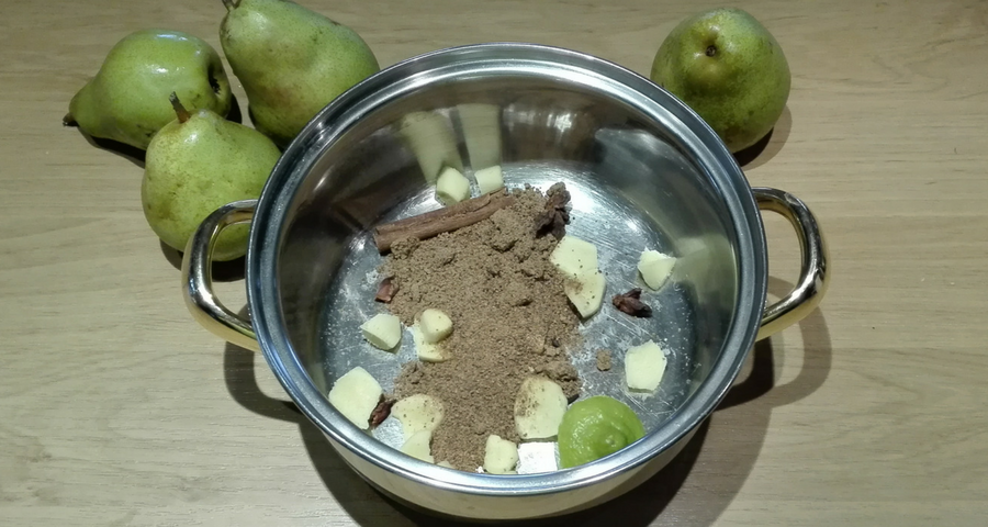 Ingwerbirne mit Schokoladensoufflé und Granatapfel - Ihr Bewegungscoach Ingwerbirne mit Schokoladensoufflé und Granatapfel - Ihr Bewegungscoach