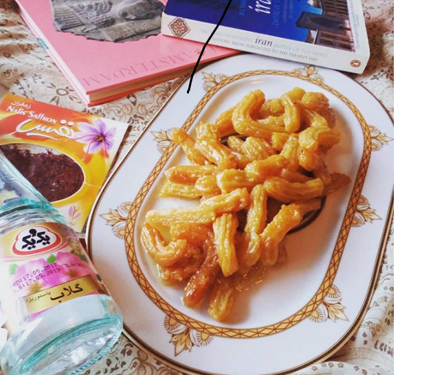 Zoolbia bamieh (Persian churros in saffronrosewater syrup) De website van feastlikeavegan!