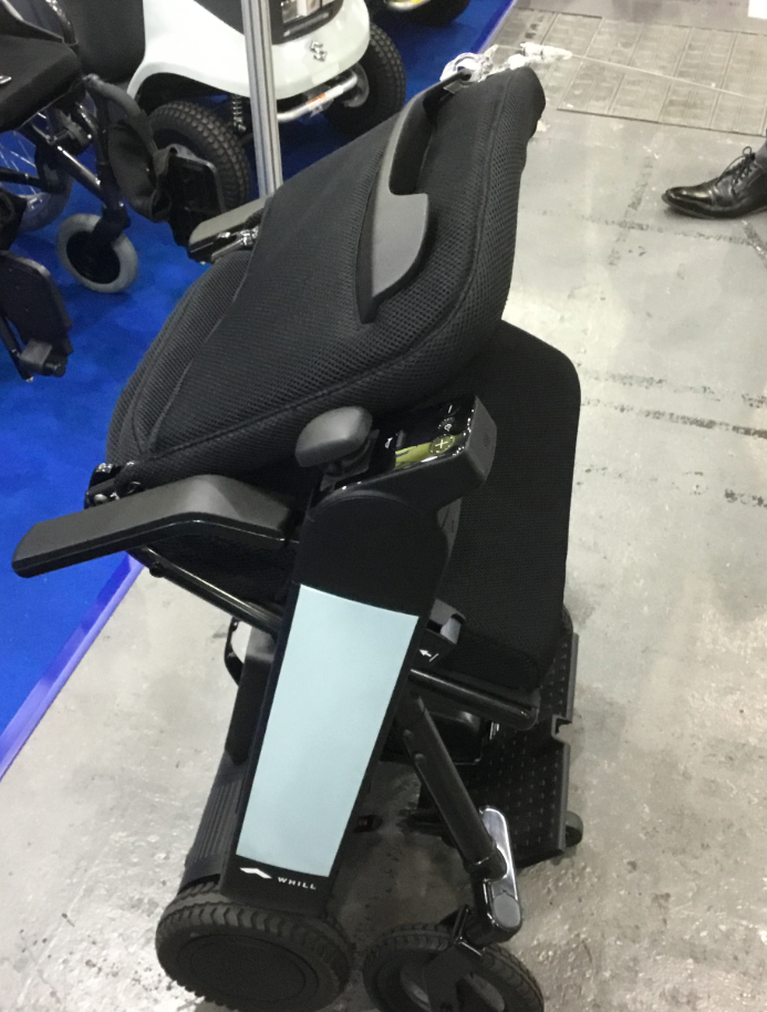 人気新品 電動車椅子 POTERコラボバッグ付き ブラック F 巡らせ Model WHILL Wheelchair