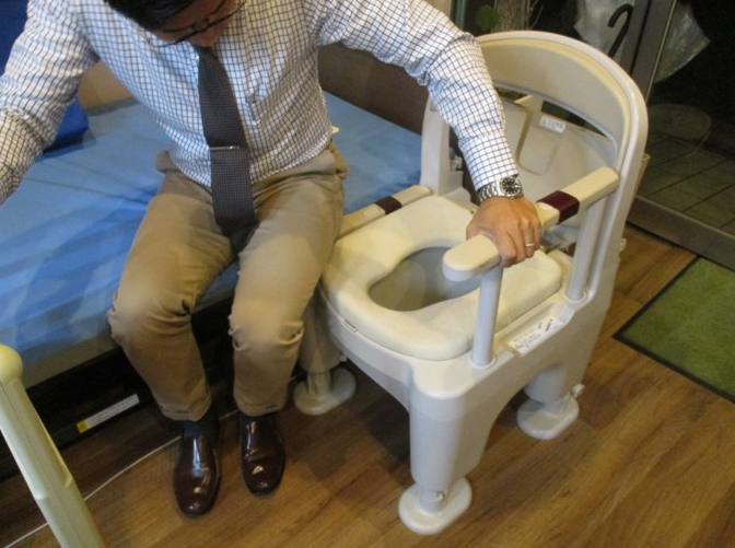 介護用品勉強会|ポータブルトイレ座楽シリーズ・樹脂製と家具調 - 福祉