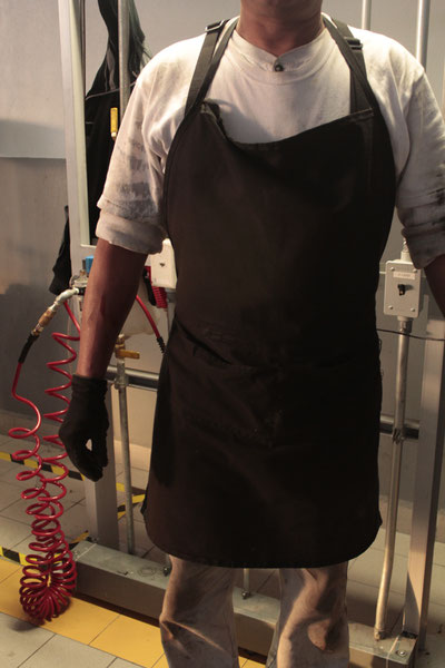 Mandil, protege el uniforme del técnico de la grasa, además cuenta con una pequeña bolsa horizontal para guardar piezas pequeñas