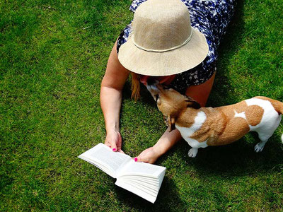 book-dog-woman-2690406_1920, pixabay.com