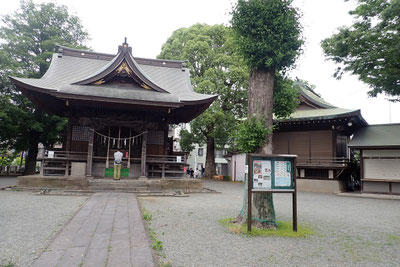 登戸稲荷神社にて. おや,どこかのグループがちょうど到着したようです(写真中央奥)
