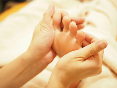 オールハンドで丁寧に足裏を刺激するmocomfyモカンフィの英国式リフレクソロジー
