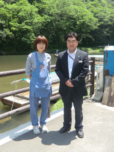 代表取締役　　佐々木　賢治氏 企画営業部長　大橋　隆夫氏 （写真　右側）　　　　　女性初先頭　　千葉　美幸さん 　　　　　　　　　　（写真　左側）