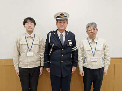 写真　及川豊さん(中央)と、市役所担当課(左右)の画像