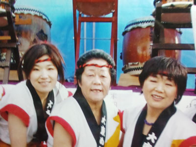 菊池みゆきさん（写真中央） と団員の方々