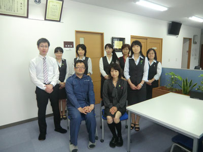 代表取締役副社長 総務部長　　小野寺真澄　様 （手前　右側） 　　　　　　　　　　　　生産管理部　次長　佐藤崇　様 （手前　左側）