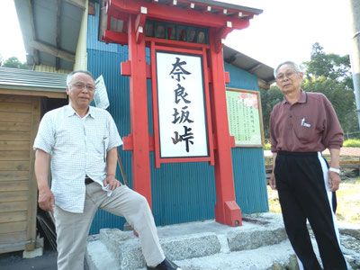 左　新自治会長　千葉　勝さん 右　旧自治会長　細川　健司さん
