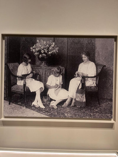 La reina Victoria Eugenia con sus hijas Beatriz y Maria Cristina haciendo labores de costura para el Ropero de Caridad de Santa Victoria, 1924. Fotografía de Viuda de Franzen. Fototipia sobre cartón. Patrimonio Nacional Madrid. Archivo General de Palacio.