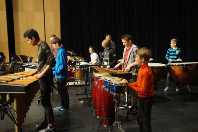 Ecole de musique EMC à Crolles – Grésivaudan : Ensemble  de percussionnistes de 1er cycle, Les Percut’1, durant un spectacle.