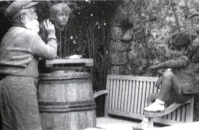 Pompon sculptant Henry Deschamps devant le puits en 1933