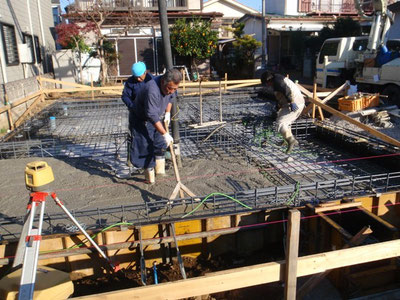 土地勘のない場所で綺麗に造成された宅地を見てもそこが「盛り土」なのか感覚的にわかりません。しかし現在分譲されている土地の多くは盛り土です。 その量は50ｃｍ程度から谷や水田を埋めたのであれば数ｍ近い場合もあります。 元の地盤は建物の荷重よりも盛り土の荷重により沈下してしまいます。 極端な話し、建物が乗る、乗らないは関係なく沈みます。   このような場合地表面の許容支持力だけを求め、安全を確かめても意味がありません。 その土地の経緯経過を地域の方に聞くなり、過去データをみなければなりません。   「盛り土」