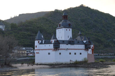 Falkenau, ook bekend als het eiland Pfalz bij Kaub, km 546, midden in de rivier.